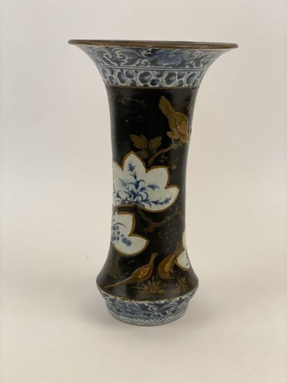 null JAPAN 


Vase of horn-shaped porcelain decorated in blue underglaze with flowering...