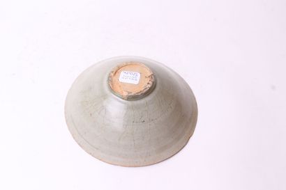 null CHINA


Ceramic bowl glazed celadon cracked


Diam. 16 cm 


(chips)