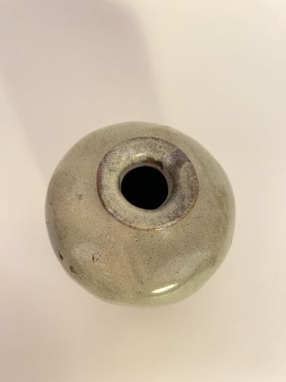 null JAPAN


Small grey enamelled stoneware vase.


19th century. 


H. 12 cm.