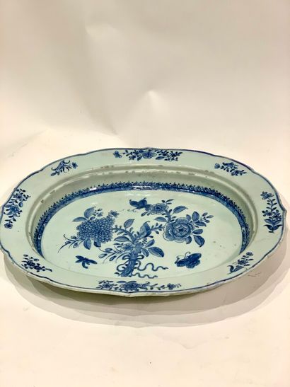null CHINE - XVIIIe siècle 


Chauffe plat en porcelaine à décor en camaïeu bleu...