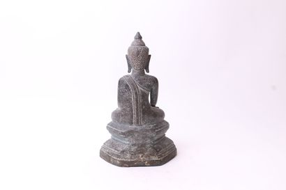 null BURMA, 20th century 


Seated Buddha in bronze. 


H. 23 cm