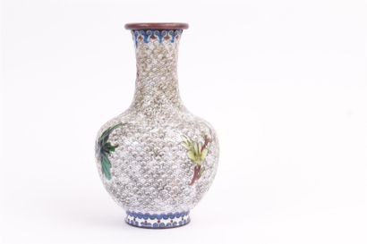 null CHINE 


Vase en émaux cloisonnés à décor de branches fleuries et d'oiseaux....