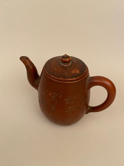 null CHINA - 20th century


Yixing stoneware teapot with incised decoration of poems...