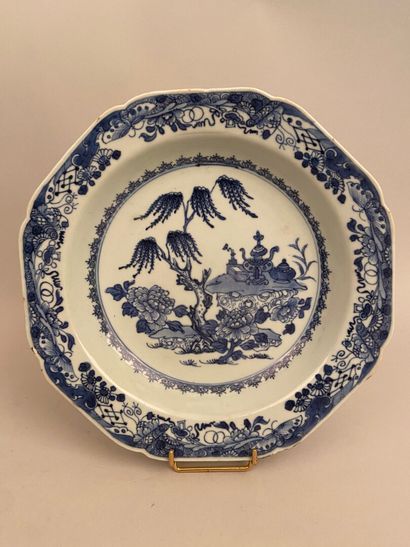 null CHINE


Deux assiettes à potage en porcelaine à décor en bleu sous couverte...