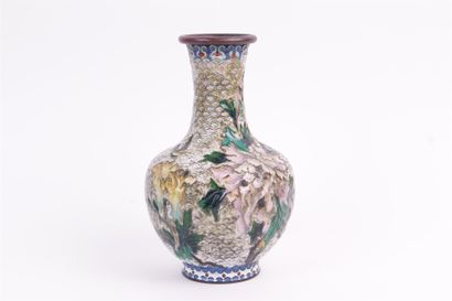 CHINA 


Vase in cloisonné enamel decorated...