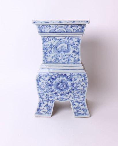 null CHINA


Porcelain quadripod vase with openwork sides decorated with blue monochrome...