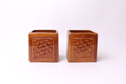 CHINA


Pair of square-shaped flower boxes...