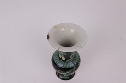 null CHINE


Vase de forme balustre en porcelaine à décor polychrome des émaux de...