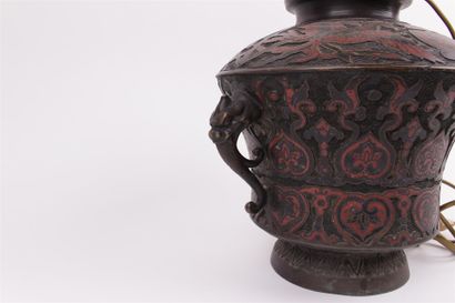 null CHINA 


A cloisonné bronze vase decorated with lotus flowers, foliage, birds...