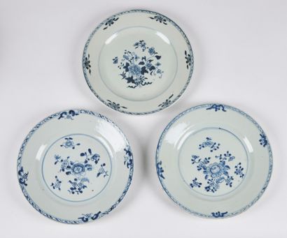 null CHINA


Porcelain plate with blue, red and gold decoration of flowers and three...