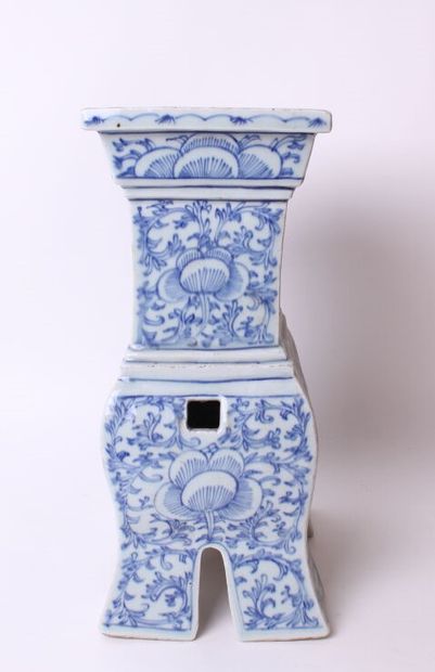 null CHINA


Porcelain quadripod vase with openwork sides decorated with blue monochrome...