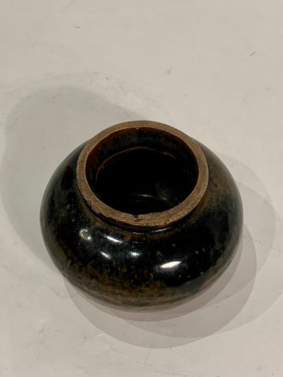 null CHINE 


Petit vase Cizhou en grès émaillé brun et noir.


H 10 cm.


Eclat...