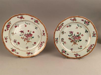 null Chine


Quatre assiettes en porcelaine à décor polychrome des émaux de la Famille...