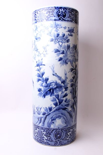 null CHINE, vers 1900


Porte parapluie en porcelaine blanc bleu à décor de volatiles...