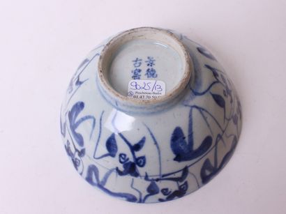 null CHINE, XXème siècle 


Bol en porcelaine bleu blanc 


Marqué sous la base 


H....