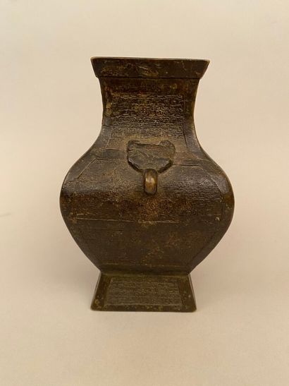 null CHINA 


Bronze vase with two handles decorated with ideograms 


Height 17...