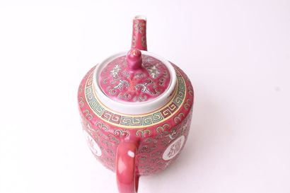 null CHINA - 20th century


Porcelain teapot of the pink family decorated with characters...