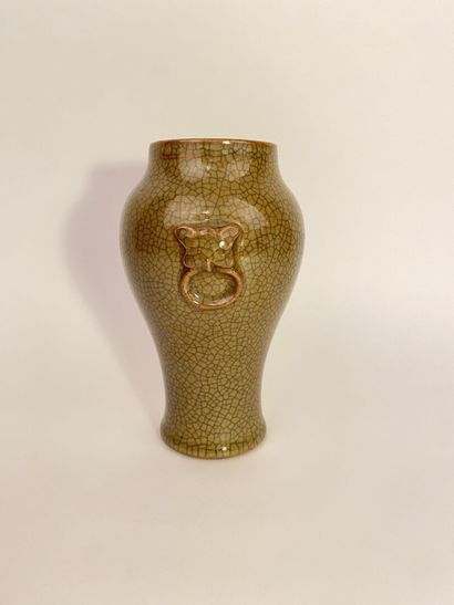 null 
CHINE






Vase balustre en porcelaine à fond brun craquelé muni d'anses en...