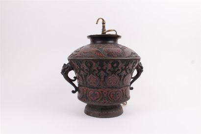 null CHINA 


A cloisonné bronze vase decorated with lotus flowers, foliage, birds...