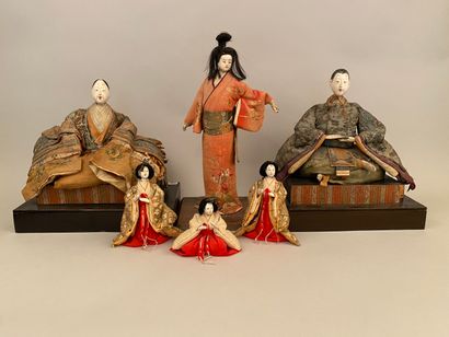 null JAPAN - 20th century


Six gofun dolls dressed in silk robes, including a seated...