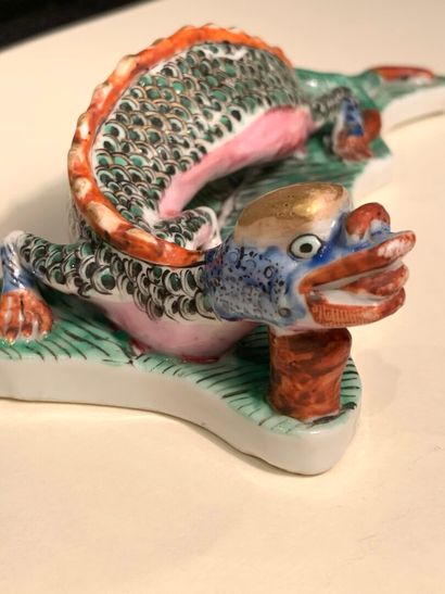 null CHINE - XIXe siècle


Statuette de dragon en porcelaine à décor polychrome sur...