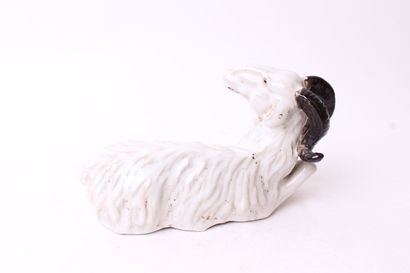 null CHINA or JAPAN ? 


Reclining goat in white and brown enameled stoneware. 


Height:...