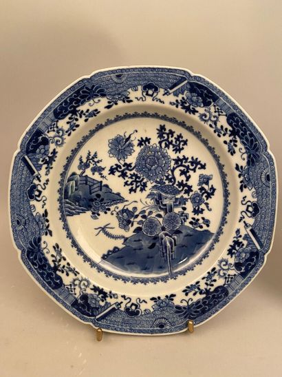 null CHINA


Two porcelain soup plates decorated in blue underglaze with incense-burners,...