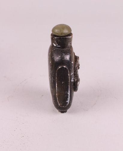 null SET including : 


- a tobacco bottle in hard stone (damaged)


- a bronze cup...