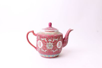 null CHINA - 20th century


Porcelain teapot of the pink family decorated with characters...