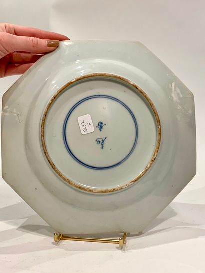 null CHINE - XVIIIe siècle


Assiette de forme octogonale en porcelaine à décor en...