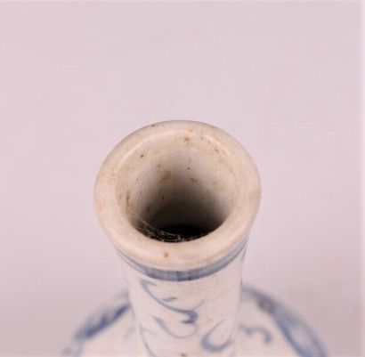 null VIETNAM - XIXème siècle


Vase bouteille en porcelaine bleu de Hue. 


Haut....