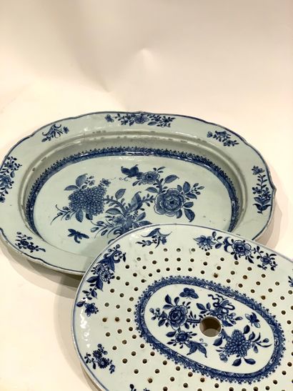 null CHINE - XVIIIe siècle 


Chauffe plat en porcelaine à décor en camaïeu bleu...