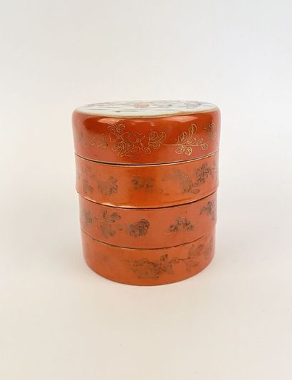 null CHINE


Boite ronde couverte à trois compartiments en porcelaine à décor polychrome...