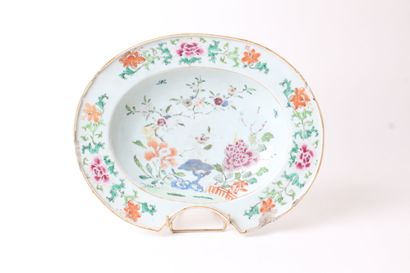 CHINA, 18th century 


Porcelain beard dish...