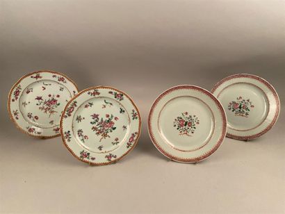 null Chine


Quatre assiettes en porcelaine à décor polychrome des émaux de la Famille...