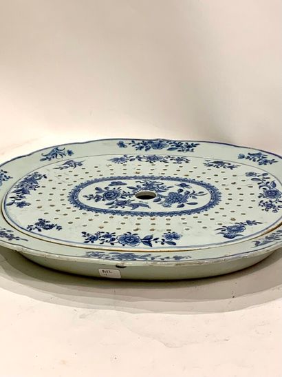 null CHINA - 18th century 


Porcelain dish warmer with blue camaïeu decoration of...