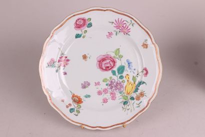 null CHINE


Deux assiettes en porcelaine à décor polychrome de bouquets de fleurs...