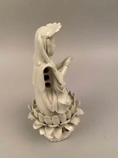 null CHINE - XIXe siècle 


Divinité assise sur un lotus 


Sujet en blanc de chine...