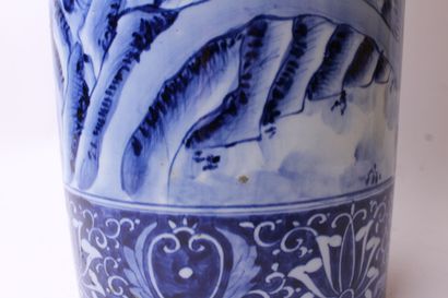 null CHINE, vers 1900


Porte parapluie en porcelaine blanc bleu à décor de volatiles...