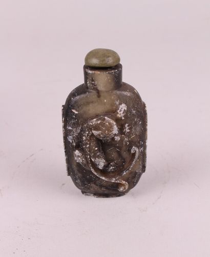 null SET including : 


- a tobacco bottle in hard stone (damaged)


- a bronze cup...