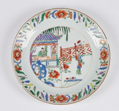 null Chine


Assiette en porcelaine à décor polychrome au centre de deux Chinois...