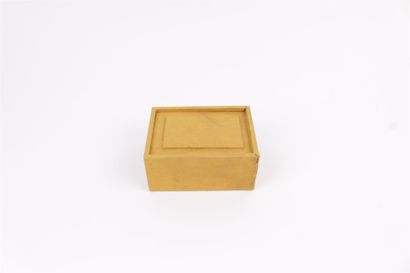 null CHINA


Beige soapstone cachet with a square base, decorated with a chimera...