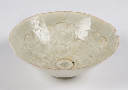 CHINA 


Celadon stoneware bowl with leaf...