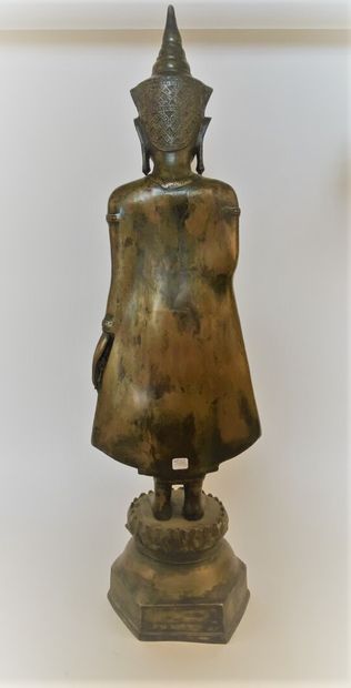 null BUDDHA standing with one hand raised. 


Sculpture in patinated regula. 


Height...