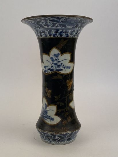 null JAPON 


Vase de forme cornet en porcelaine à décor en bleu sous couverte de...
