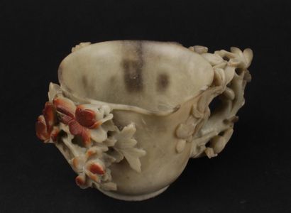 null CHINA - 20th century 


Soapstone bowl with carved floral decoration. 


H....