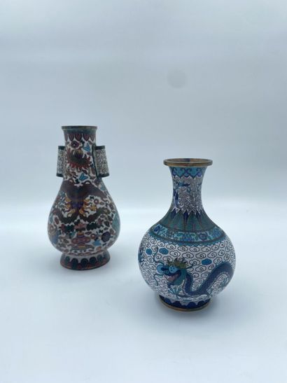 null CHINE

Deux vases en bronze et émaux cloisonnées, l'un à décor de dragons et...
