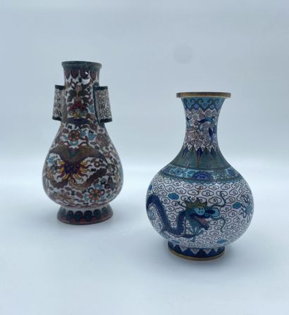 null CHINE

Deux vases en bronze et émaux cloisonnées, l'un à décor de dragons et...