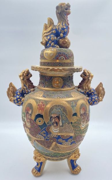 null JAPON

Vase couvert en Satsuma à décor de personnage, la prise formant un lion...