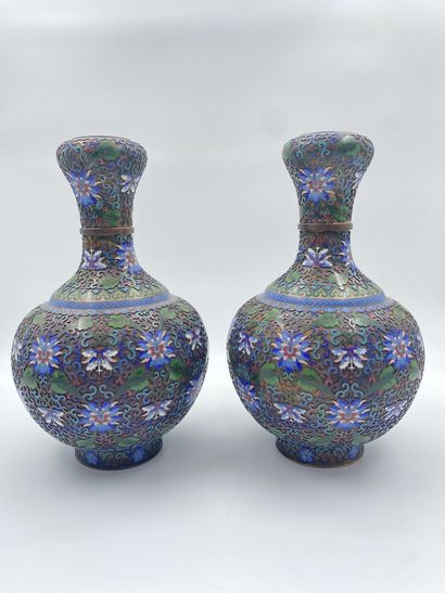 null CHINE

Paire de vases balustres en bronze et émaux cloisonnés à décor de pivoines...